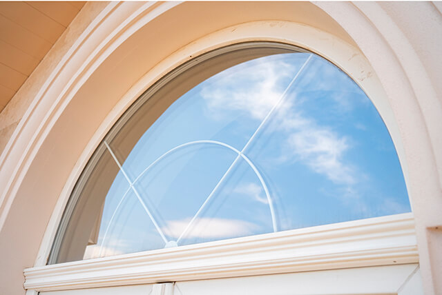 Вікно із закругленою верхньою частиною дає можливість проникати більшій кількості світла в приміщення