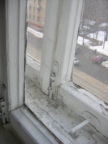 Старе дерев'яне вікно
