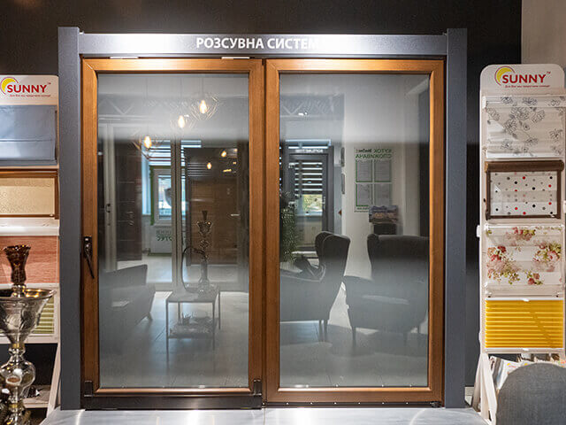 Салон ТМ «ВікноПлюс» в Чернівцях: великий асортимент і сучасний дизайн конструкцій з профілю VEKA