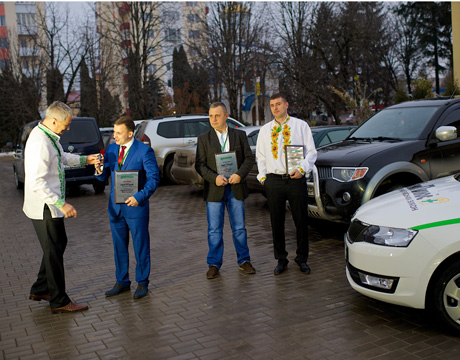 Сергій Ведерніков вручив ключі від автомобіля Skoda Rapid В'ячеславу Борчук - переможцю в номінації "Лідер продажів"